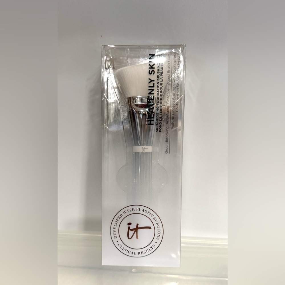 IT COSMETICS Heavenly Skin Skin-Hugging Foundation Brush‎ #707